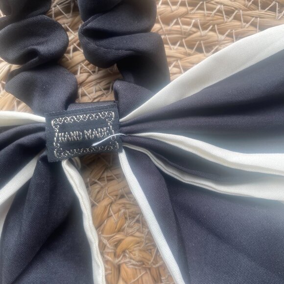 Alo Yoga Bow Hair Tie Scrunchie Love Knot Black and White - Picture 6 of 7